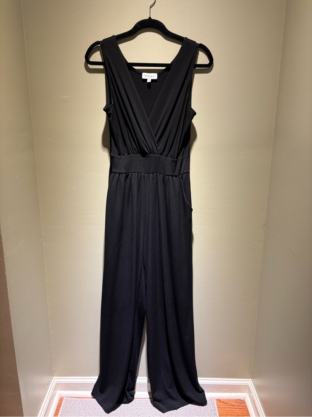 Gili Black Sleeveless V-Neck Jumpsuit